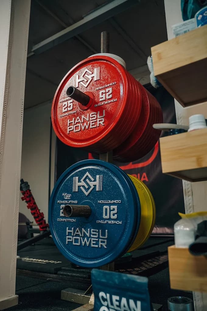 Strength Squad HQ — Hansu Power калибровани дискове (25 кг червени, 20 кг сини)